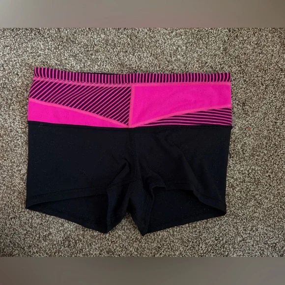 Lululemon Athletica Boogie Short in Black/Quilt - Picture 2 of 3